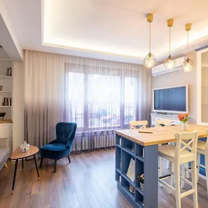 designer-cozy-2bd-flat-with-a-parking-in-the-city-center.sofiahotelsbg.com/
